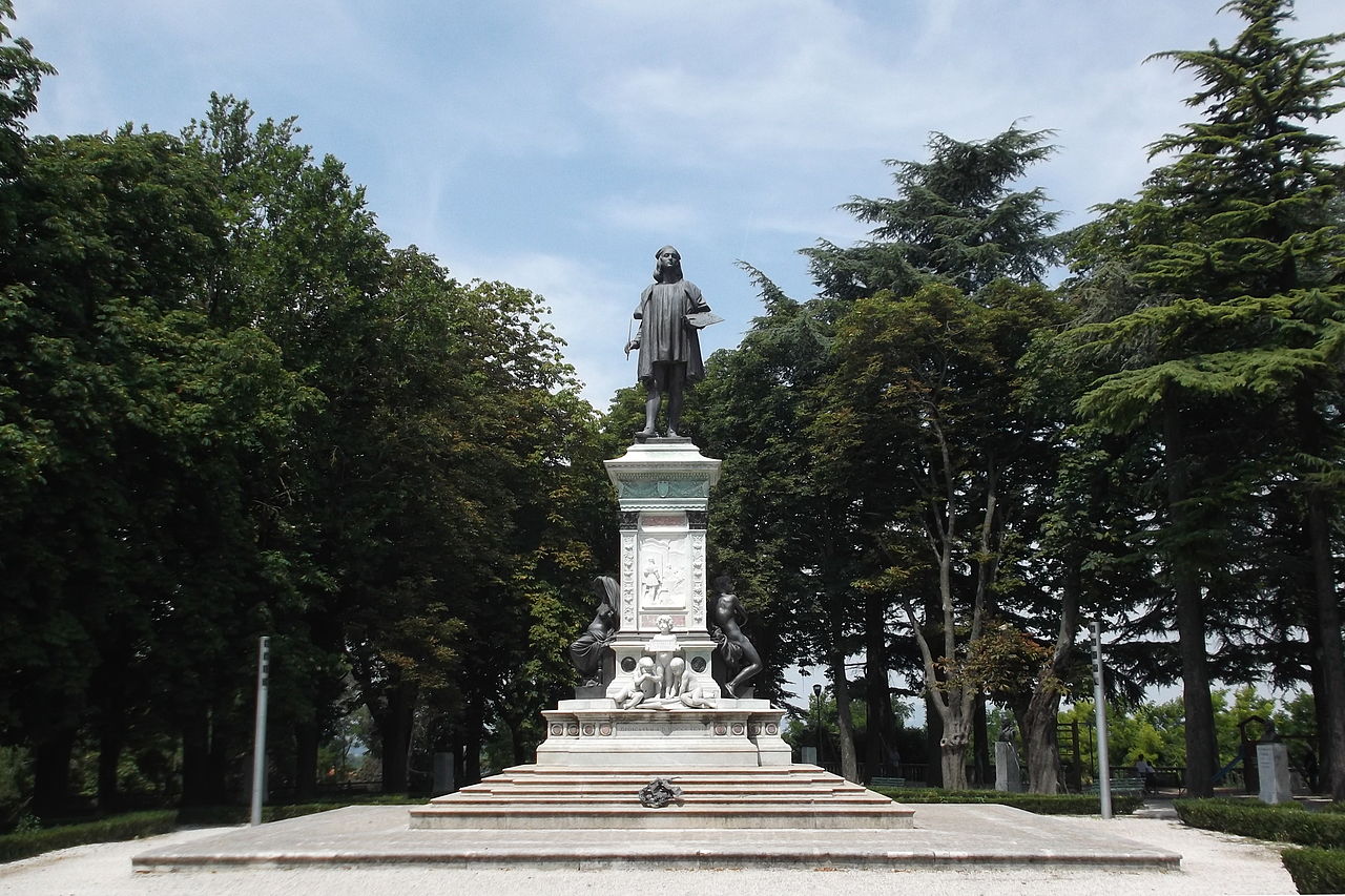 Urbino Piazzale Roma statua di Raffaello