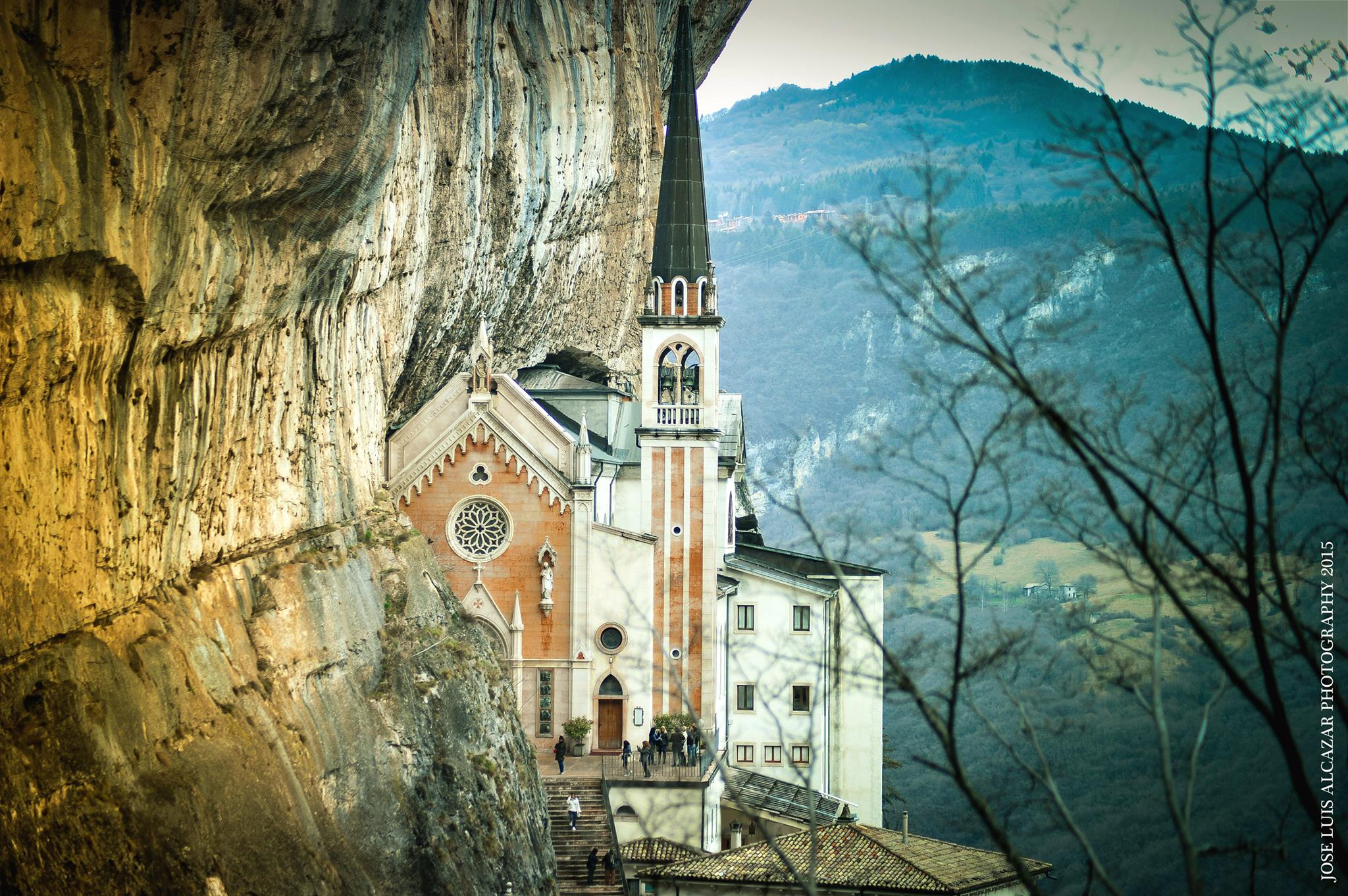 Gradino dopo gradino, una meraviglia tutta da scoprire: il Santuario della Madonna della Corona sul Monte Baldo